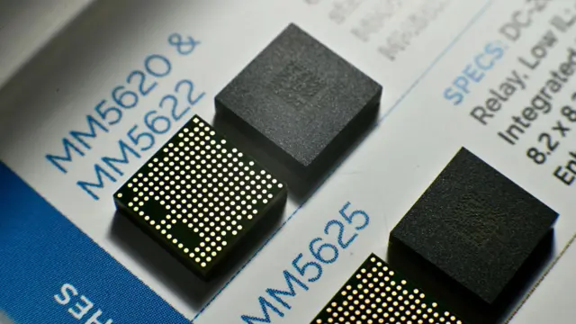 Dois chips pretos de IA estão lado a lado
