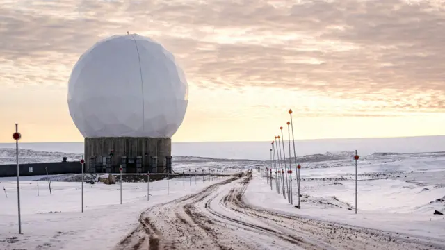 Купол радара на американской военной базе в Гренландии