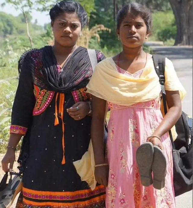 ગામમાં પ્રવેશતાં દરેક લોકો ચંપલ હાથમાં લઈને પ્રવેશે છે