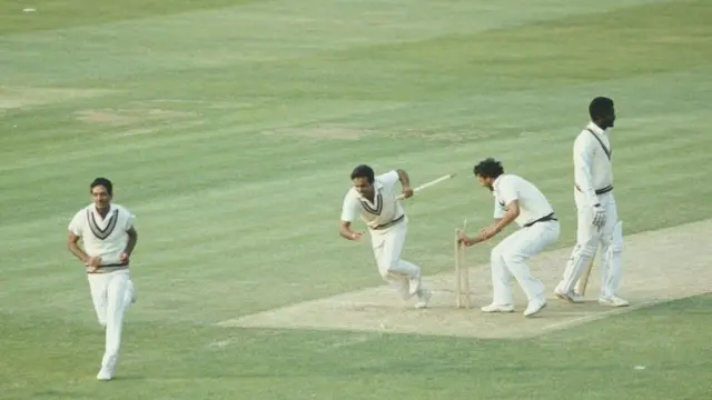 વિશ્વ કપ જીત્યા બાદ યશપાલ શર્મા અને રોજર બિન્ની યાદગારી તરીકે સ્ટમ્પ ઉખાડીને લઈ ગયા હતા