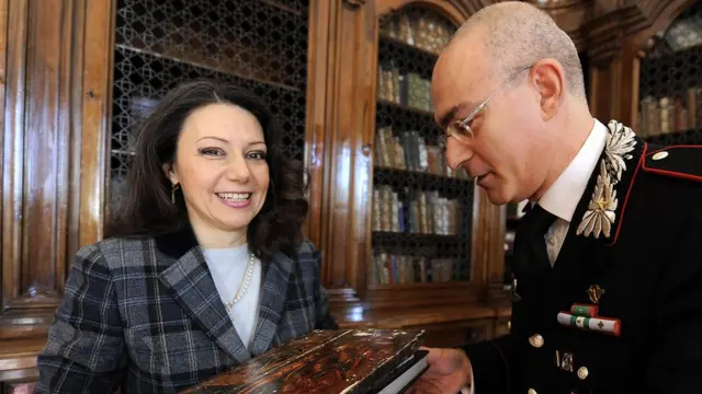 Рашковић Ивић прима икону од карабињера, Рим, 26. фебруар 2009. године