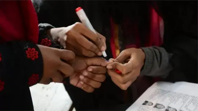 ভোট দিচ্ছেন একজন ভোটার