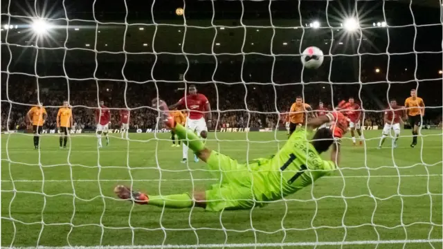 Pogba rate son pénalty contre les Wolves.