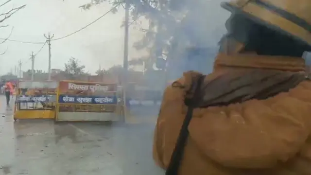 రైతులపై బాష్పవాయు ప్రయోగం