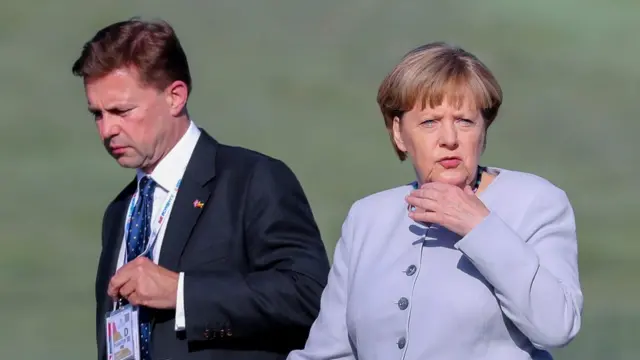 Alman hükümeti sözcüsü Steffen Seibert ve Başbakan Angela Merkel