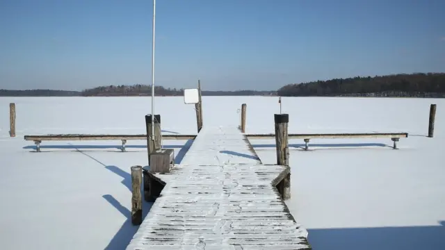 دریاچه یخ زده در شرق آلمان