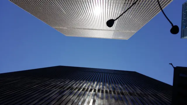 Dos edificios vistos desde abajo