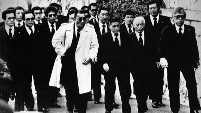 Un grupo de mafiosos en Tokio en 1960, la época dorada de la yakuza.