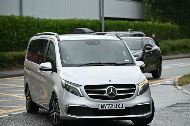 Gaari la aamisan yahay inuu saarnaa Isak oo yimid garoonka tababarka Liverpool ee Kirkby, 1 Siteembar