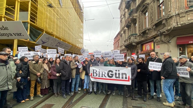 BirGün gazetesi çalışanları 23 Mart'ta İstanbul'da Tünel Meydanı'nda bir araya gelerek İsmail Arı'nın gözaltına alınmasını protesto etti