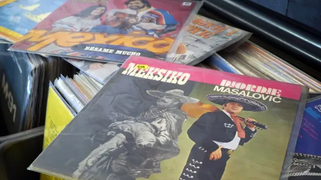 Portadas de álbumes de música Yu-Mex.