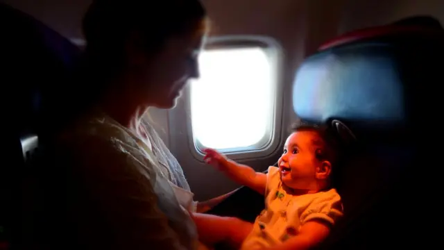 Путешествовать с маленьким ребенком всегда непросто. Но не стоит осложнять жизнь и другим пассажирам