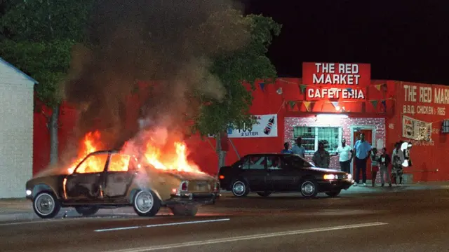 Carro pegando fogojogos de apostafrente a uma cafeteria