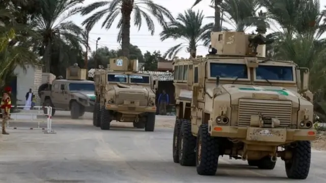 boqolaal askari ayaa ku dhintay weerarro ka dhacay Gacanka Sinai