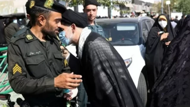 الشباب الإيراني بدأ يستهدف رجال الدين ويضربون عماماتهم كوسيلة رمزية للتعبير عن رفضهم الحكم الديني