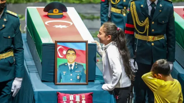 Azərbaycanda hərbi helikopter qəzası qurbanları dəfn edildi