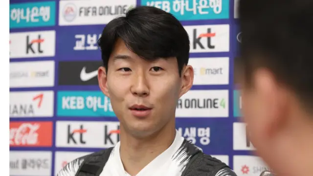 한국 축구대표팀 손흥민이 17일 오전 인천국제공항을 통해 귀국 후 인터뷰를 하고 있다