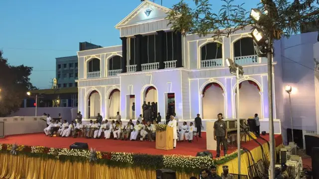 சட்டப்பேரவை வடிவ பிராமாண்டமான விழாமேடை