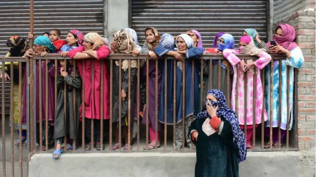 পুলওয়ামাতে নিহত এক জঙ্গীর জানাজায় কাশ্মীরি মহিলারা। এপ্রিল, ২০১৯