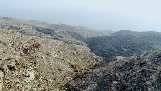 Visão aérea das cavernas onde os extremistas têm se escondido