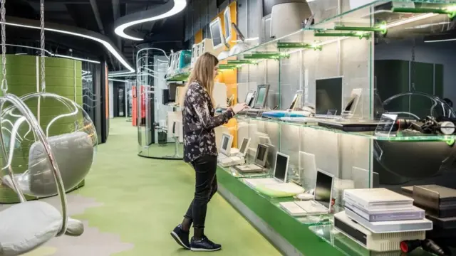 Київ, дівчина в IT-компанії біля полиць з обладнанням