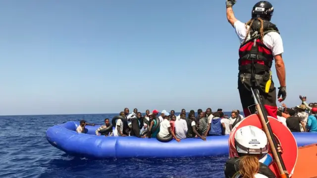 এরকম রাবারের ডিঙ্গিতে করে জীবন বাজি রেখে সাগর পাড়ি দেয় হাজার হাজার অভিবাসী