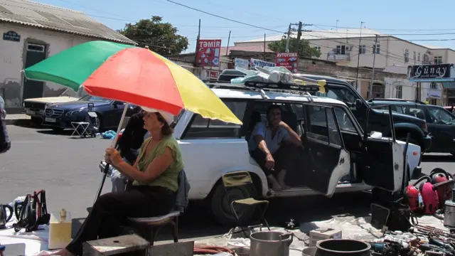 Bazarda şərait olmadığı üçün hərəsi özünü üçün rahatlıq yaradır