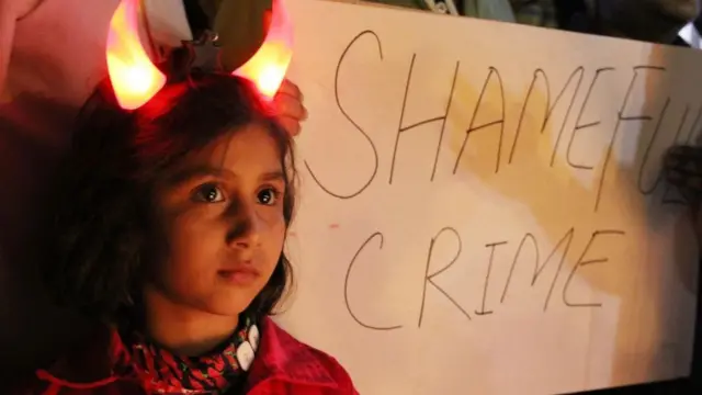 વિરોધ પ્રદર્શનનો ભાગ બનેલી બાળકી