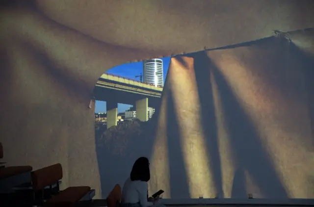 Projekat Beograda na vodi poslužio je kao inspiracija za rad Fajfriću još 2014. kada je u zgradi Geozavoda gledao makete budućeg kvarta koje su mu bile „urnebesno smešne", zbog megalomanije koje su najavljivale.