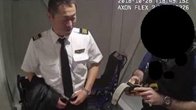 監視カメラ映像は、呼気検査で規定違反値のアルコールが検出され、実川副操縦士が逮捕される様子を映している