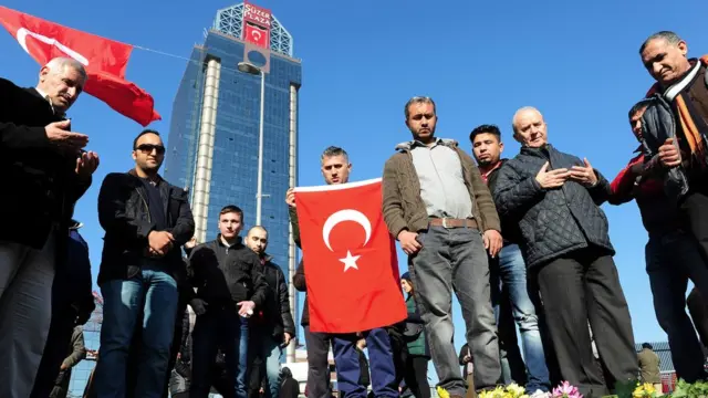 Olay yerinde dua edenler