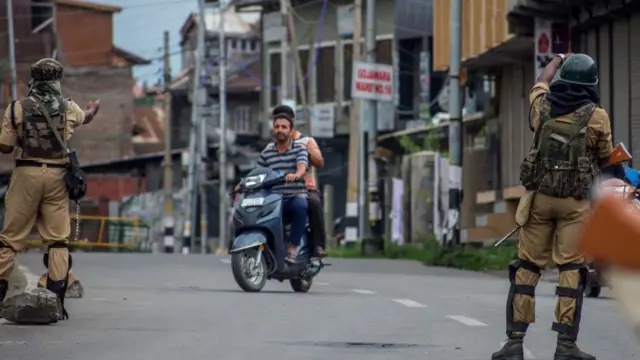 Qora qizlar mushukchaga kirib kelishdi