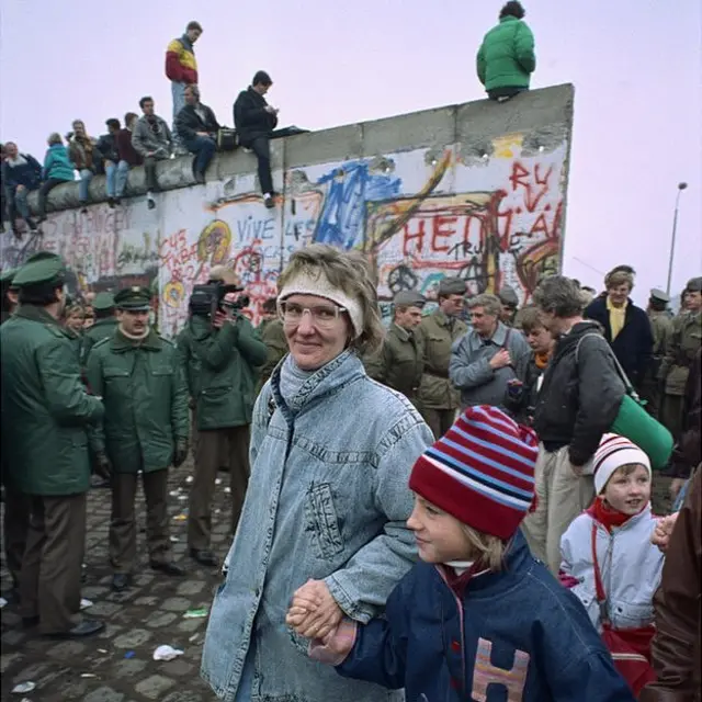 Gente pasando tras la caída del muro.