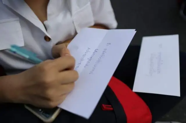 ผุ้ชุมนุมเขียนจดหมายถึงกษัตริย์