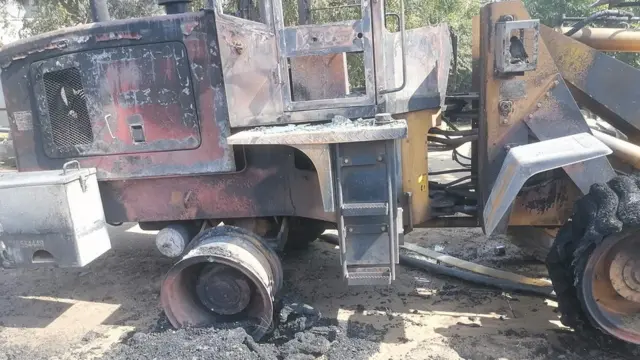 မီးလောင်ကျွမ်းပျက်စီးသွားတဲ့ယာဉ်တစီး