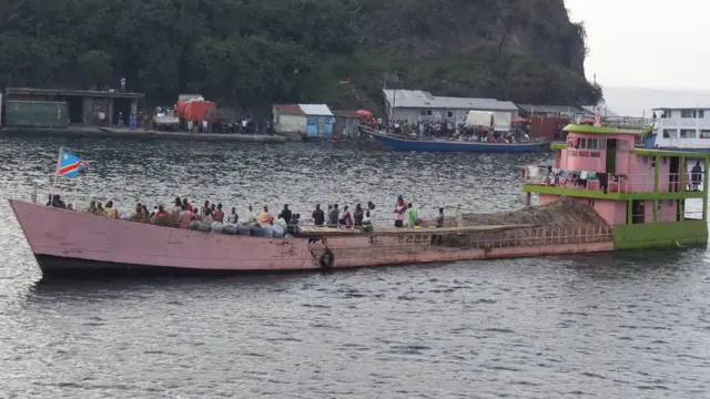 Bateau qui transporte le sable de île d'Idjwi à Goma