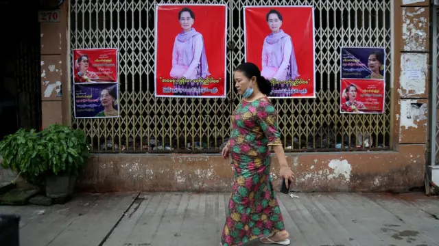 Aung San Suu Kyi posterleri Yangon sokaklarında.