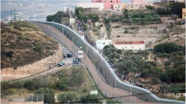 উঁচু দেয়াল তুলে মেলিল্লা শহরটিকে মরক্কো থেকে পৃথক করে রেখেছে স্পেন