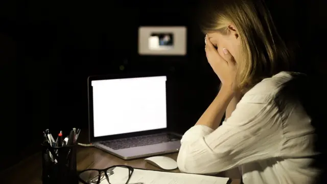 Mujer ante la pantalla de una computadora