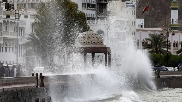 2015માં આસોબા ઓમાનની રાજધાની મસ્કતના દરિયા કિનારે ત્રાટક્યું તે સમયની તસવીર