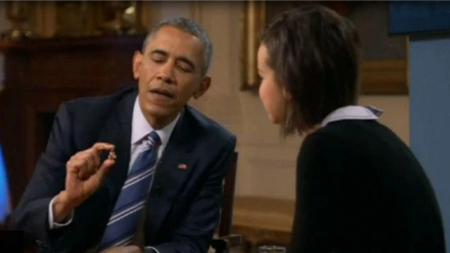 බරක් ඔබාමා සිය සාක්කුවේ තබා ගෙන සිටින කුඩා බුදුරුව පෙන්වමින්