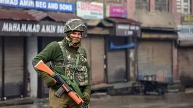 कश्मीर पर तैनात जवान