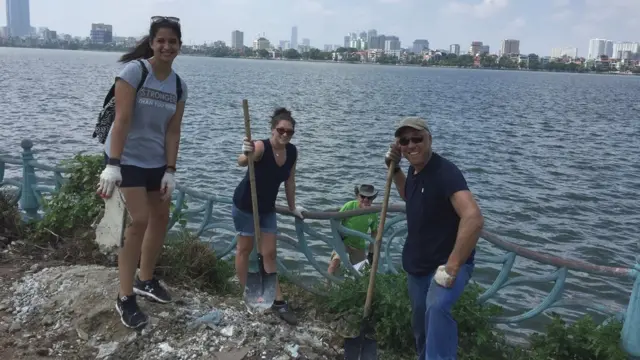 Nhiều người nước ngoài sinh sống ở Việt Nam cũng hay tham gia các hoạt động dọn dẹp bờ hồ ở Hà Nội
