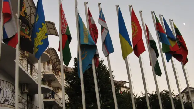 Флаги перед зданием фестиваля