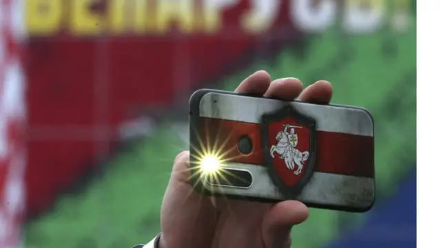 Телефон с бело-красной обложкой и гербом "Погоня"