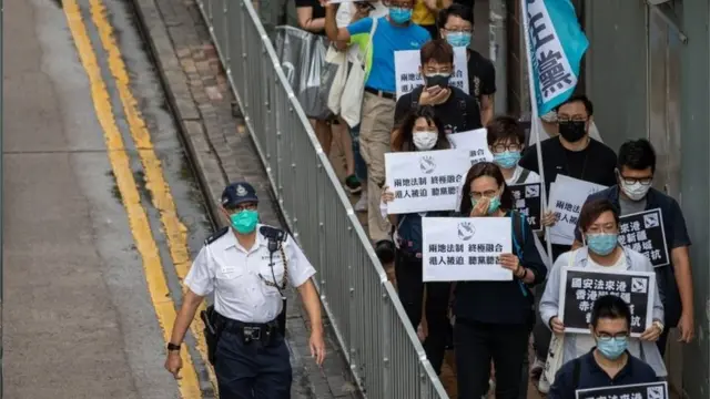 因为疫情关系,示威者难以号召上万人的游行活动。