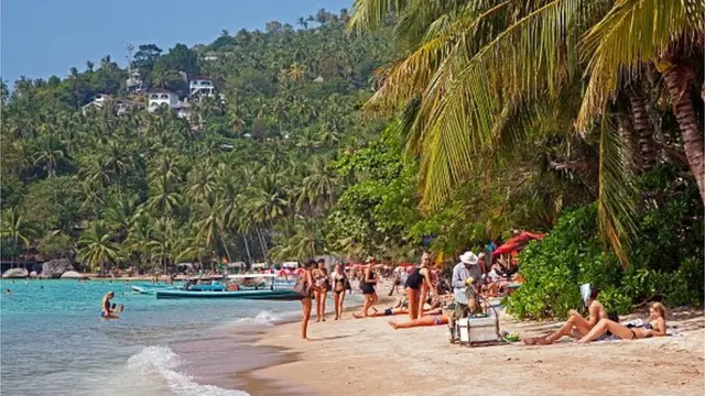 คนอาบแดดบนหาดบนเกาะเต่า