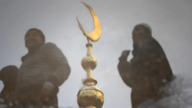 отражение мечети в москве