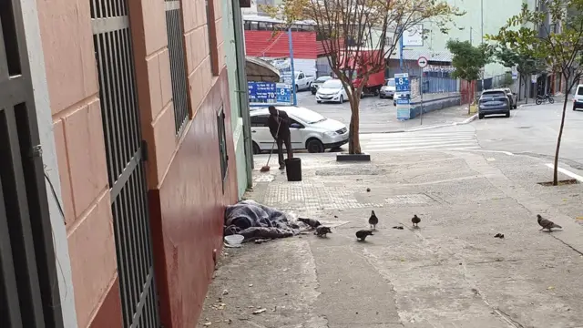 Homem dormindopaysandu betnacionalcalçada na rua Tabatinguera, no centropaysandu betnacionalSão Paulo