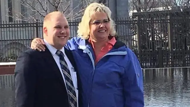 La madre de Joshua Holt, Laurie Holt, en una foto de archivo junto a su hijo.